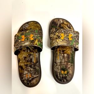 Under armour flip flops - boys size 3Y